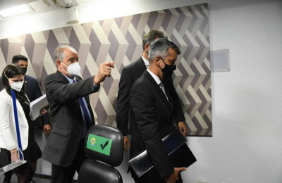 Roberto Dias, ex-diretor de Logística do Ministério da Saúde, recebe voz de prisão